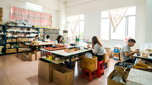 新华鼎-员工工作照