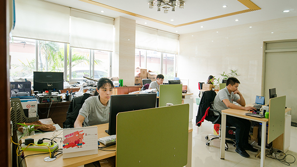 新华鼎-办公人员